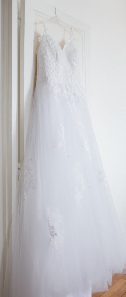 Robe de mariée accrochée